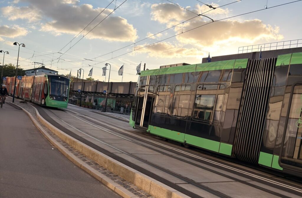 2 letbane tog på Klampenborgvej ved Lyngby Centrum Station passere Lyngby Storcenter i solnedgang