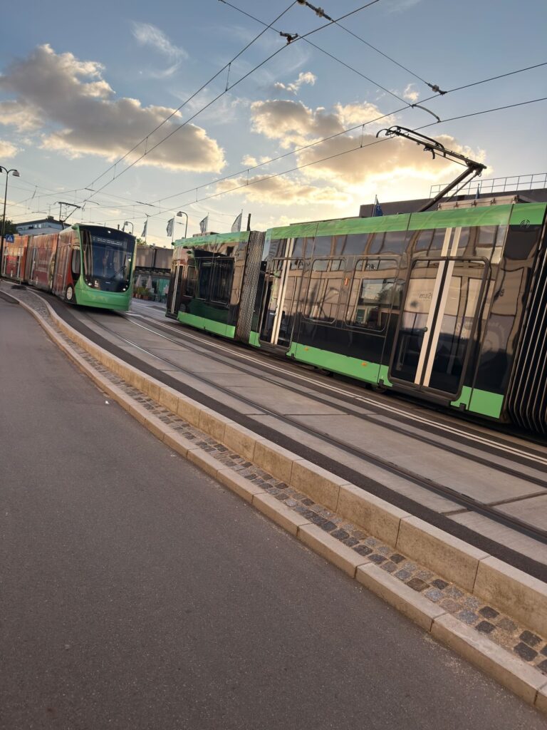 2 letbane tog på Klampenborgvej ved Lyngby Centrum Station passere Lyngby Storcenter i solnedgang