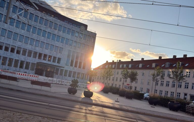 Lyngby torv og Rådhuset i solnedgangens skær