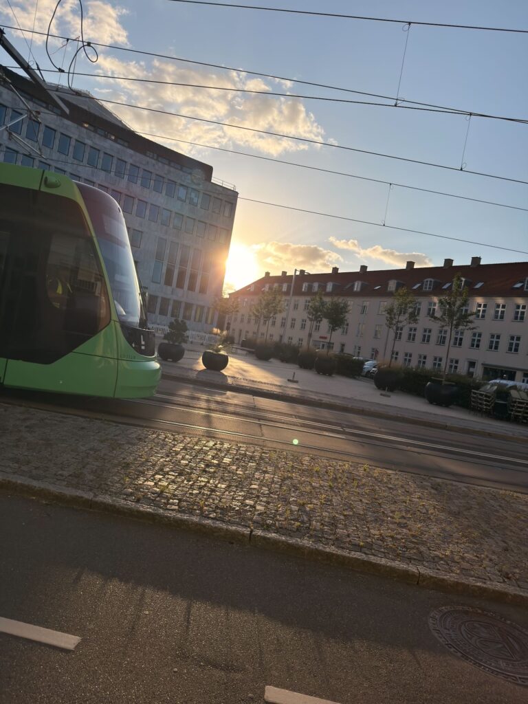 Letbane tog foran Rådhuset på Lyngby Torv