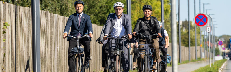 Sammen med arrangørerne fra Supercykelstisekretariatet skød 2. viceborgmester Cecilie Lindahl (th) dagens officielle Supercykelstiindvielse i gang foran Lyngby Rådhus. Undervejs stødte Gladsaxes borgmester Serdal Benli (midt) og Herlevs borgmester Marco Damgaard til cykelholdet, inden de mødtes med alle Ring 3-supercykelstikommunerne til åbningsarrangement i Glostrup.